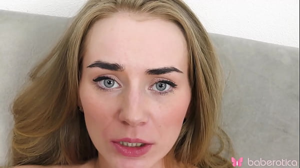 Preciosa rubia adolescente