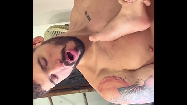 Junges weißes Mädchen hat Sex mit einem Mann mit einem großen, geilen Schwanz – macht sich auf den Weg