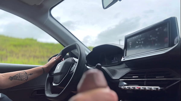 Mulher Uber busca cliente em viagem Rio de Janeiro S&atilde_o Paulo! O pagamento da viagem significa que ele goza dentro da bunda do Uber!