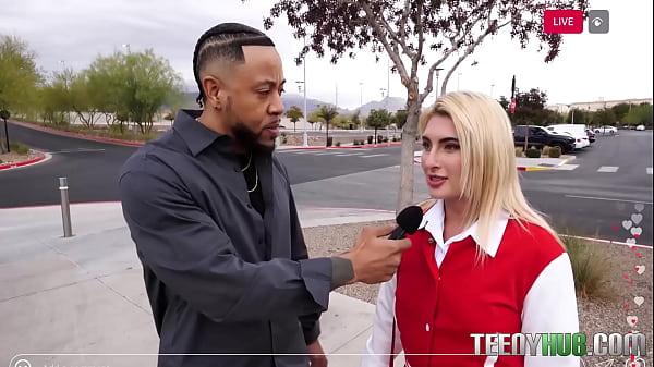 Sinnliches Teenie-Mädchen tanzt im Teenageralter