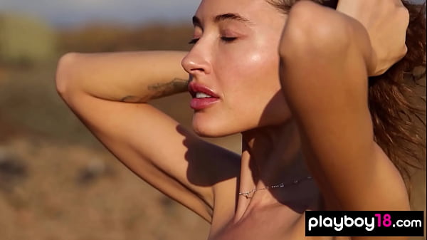 La rusa morena muy delgada Taya Vai adora posar desnuda al aire libre