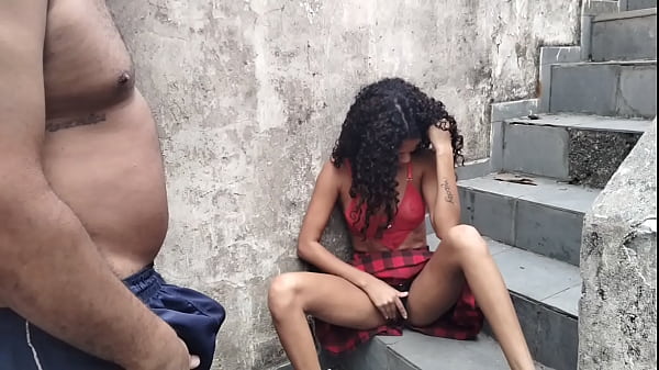 Padrasto pega enteada se masturbando na escada (brincadeira de idade anal, bebê adolescente, colegial)