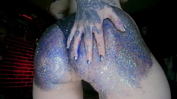 Massaggio con olio per i glutei e glitter colorati