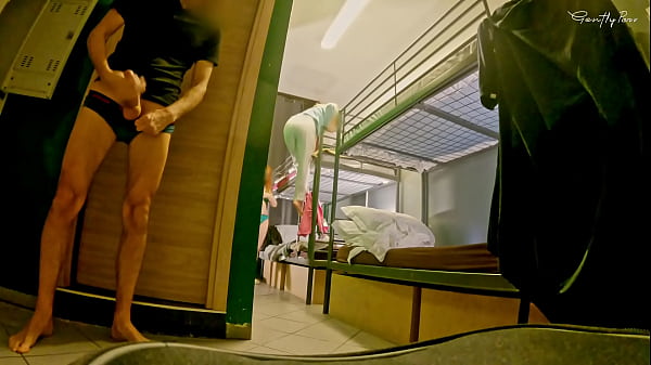 PHÒNG HOSTEL MIXED: hai gái điếm, một phòng, rất nhiều kiêm