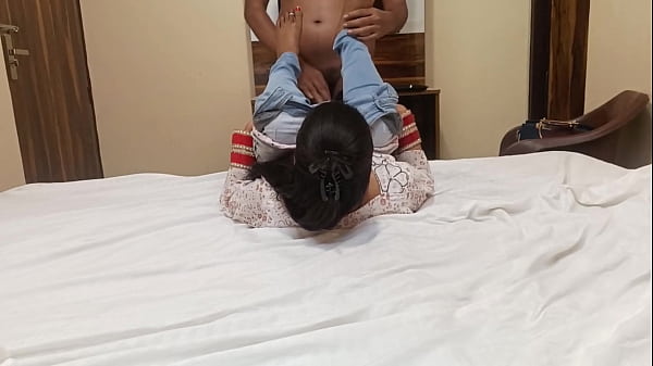 Bạn gái cũ người Ấn Độ của tôi không hài lòng với chồng sau khi kết hôn đến gặp tôi trong một nhà nghỉ sau đó bạn trai của cô ấy đụ cô ấy cứng