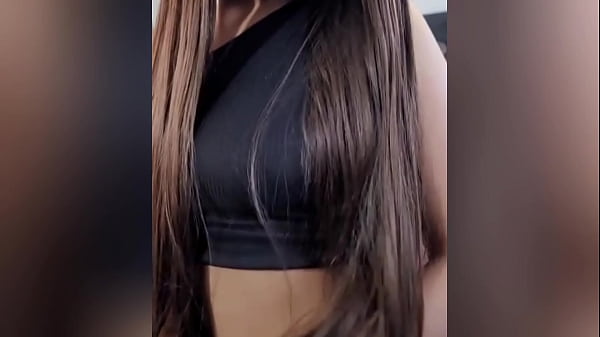 Ihr idiotischer Freund hat sie wieder verlassen!!! Sie ist 18 und ich habe sie überredet, zu mir nach Hause zu kommen, um einen Film anzusehen, aber ich hatte andere Absichten.