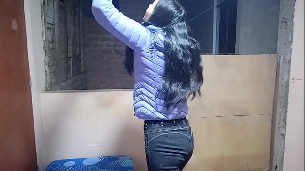 Sal&iacute_ en b&uacute_squeda de un trabajo y termine haciendo dos, empleada del hogar y de putita del jefe, cuando arreglaba la cama termine con la polla dentro de forma sorpresiva, Uy jefe no nos vaya a ver su esposa