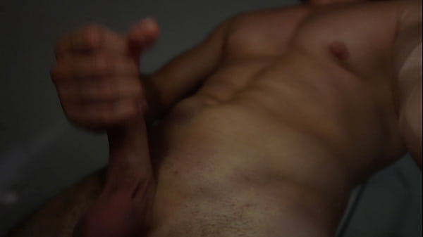 Ein muskulöser Typ zeigt seinen Schwanz unter der Dusche