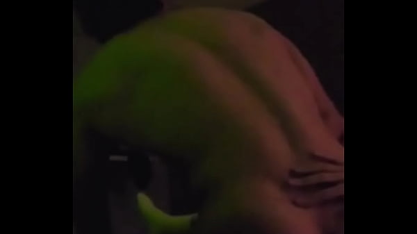 Il fisico atletico con la schiena statuaria si lascia toccare il culo per la prima volta