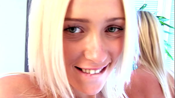 Blonde Schönheiten lecken, spielen und klaffen ihre Arschlöcher auf