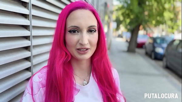 La bellissima teenager posa con un culo grosso