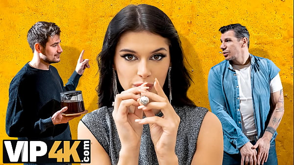 Strümpfe Teen zieht sich aus – heiß