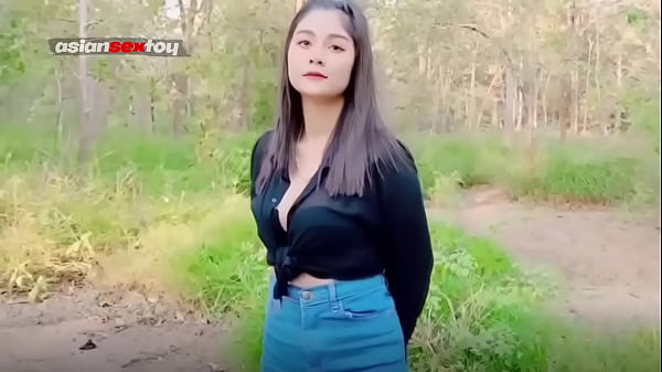 Gran carga de esperma fluye del coño de una adolescente asiática al suelo