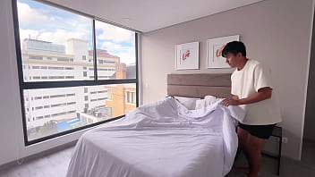 Übernachtung mit der besten Freundin meiner Frau: Ich ficke sie zuerst und riskiere dann alles, indem ich meine Frau neben ihr ficke