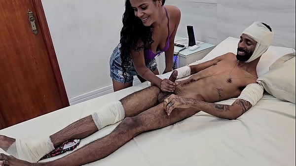 Ele foi visitar o amigo que foi atropelado e deixou ele foder a namorada novinha safada no quarto privativo do hospital