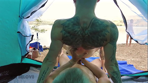 Ein paar heiße Kerle haben an einem öffentlichen Strand wilden Sex, woraufhin Urlauber aggressiv auf sie reagieren