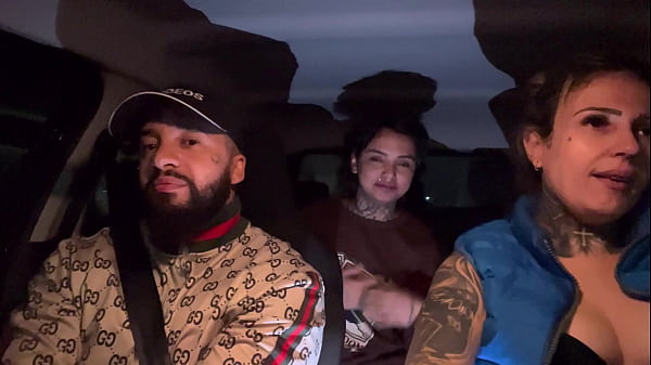 Motorista de aplicativo pega passageiro que por acaso faz aniversário! A gente não aguentou e pediu para chupar ela toda até ela gozar deliciosamente na nossa boca!