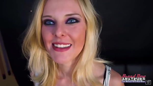 Petite Blonde Coed Mya chupa um pau duro e fica com sua buceta profundamente fodida!