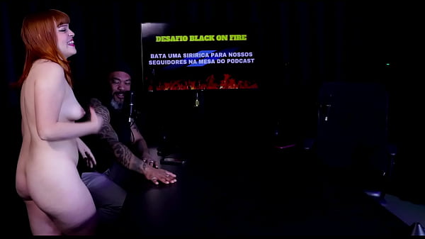 Depois das f&eacute_rias deu crise de ansiedade e por isso entrou no c&acirc_mera, se assustou com a bunda do homem, e o fetiche de boneca... - Middy (WATCH ON: SHEER/RED)