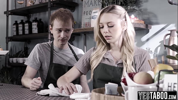 Petite barista blonde souffle et baise son copain infidèle au café