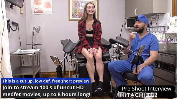 La sensuale ragazza teenager si diverte con i sex_toys