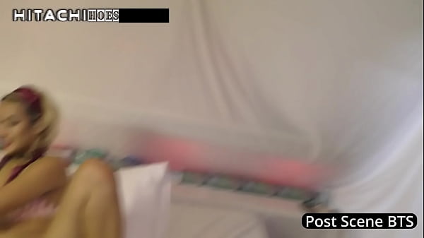 Belle jeune fille s'amuse