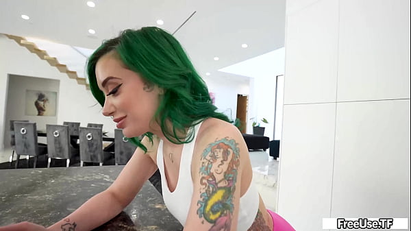 Incredibili provocazioni selvagge da parte di adolescenti