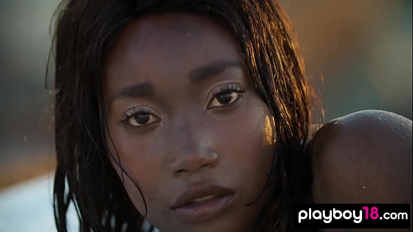 La ardiente adolescente de ébano Mimi Desuka se desnuda y se relaja en la azotea