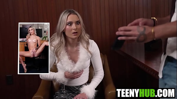 Belle jeune fille se déshabille