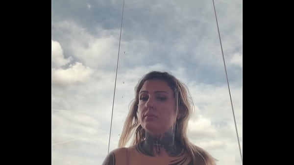 Mulher tatuada quase é expulsa da academia por usar top transparente com mamilos duros! Ela disse que ele estava duro porque ela estava com muito tesão no momento