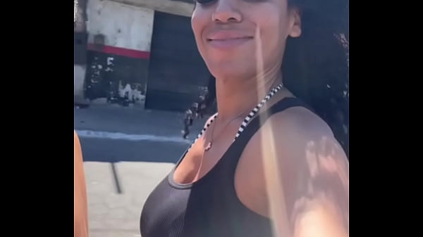 La musa de Grande Rio se lo regaló al joven de la cascada en internet