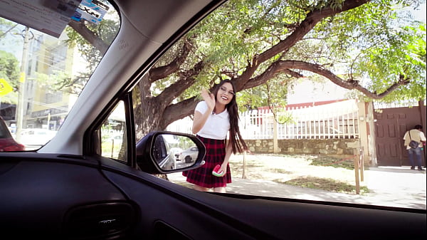 Dolce ragazza teenager stuzzica in anale