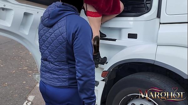 Une MILF salope s'exhibe sur un parking de camion et se fait baiser par un camionneur