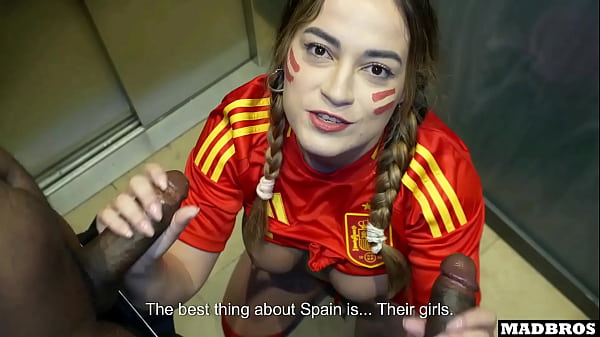 ¡¡¡Partidario español de gran culo follado anal y DP en el estacionamiento después del partido de fútbol !!!