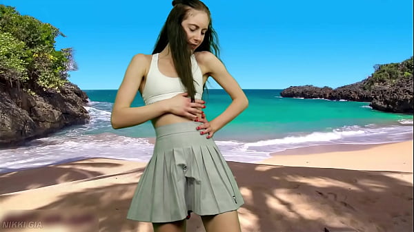 Non ha mutandine, aspetta che soffi il vento