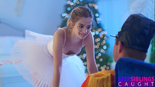 Die flexible Ballerina Molly Little wird während des Trainings von Nathan Bronson im Spagat gefickt