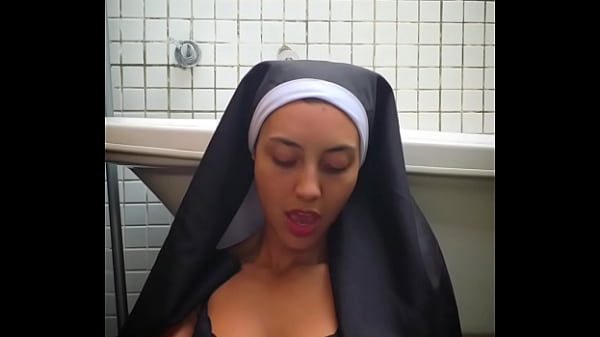 La bella ragazza teenager si mette in mostra con le tette grandi