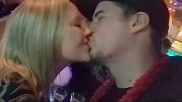 Erstaunlich schöner Teenager tritt auf