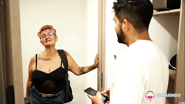 Abuela se hace pasar por vendedora de productos solo para coger