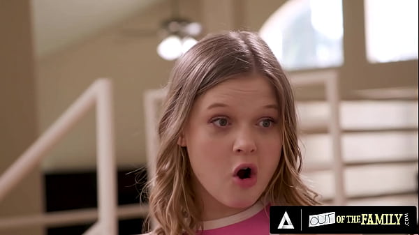 FUERA DE LA FAMILIA - La adolescente Coco Lovelock eyacula mientras es follada duro por su hermanastro