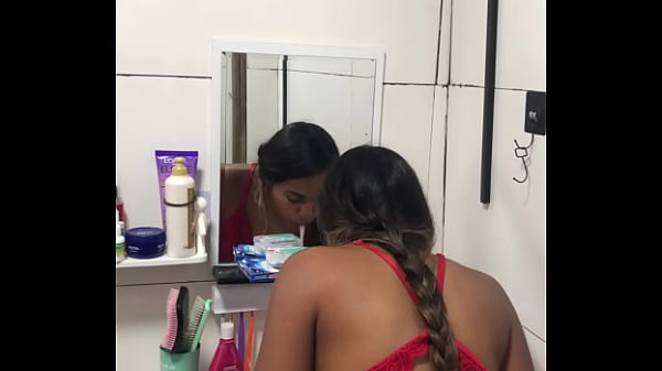 Tôi bất ngờ bắt được anh ta và làm anh ta xuất tinh một cách ngon lành