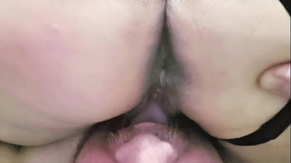 Empregada gozando na boca do patrão e o patrão gozando na empregada em 69. Ela foi lambida e chupada até não aguentar mais.