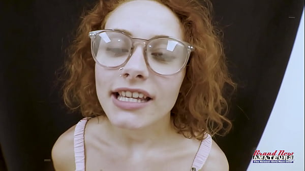 ¡A la hermosa y pervertida Ginger Luna Parish le encanta que la golpeen para tragar semen caliente!