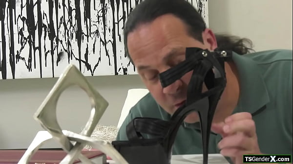 Die tätowierte Transe-Psychiaterin Lena Moon hilft einem Kerl beim Schuhfetisch