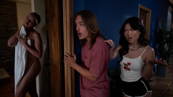 Die kleine ABG-Stiefschwester erwischt mich dabei, wie ich meine Stiefmutter versaue und findet es heiß