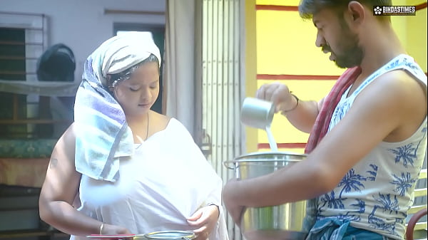 Desi indiano Milk Man scopa Bhabhi ji dopo aver visto le sue enormi tette lattee (audio hindi)