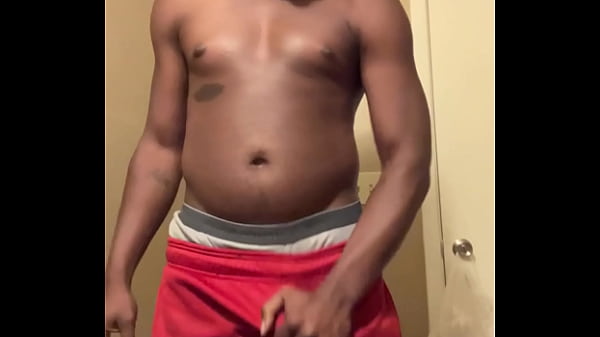 Solo dolo se abaixa tirando minha carga de nozes no banheiro