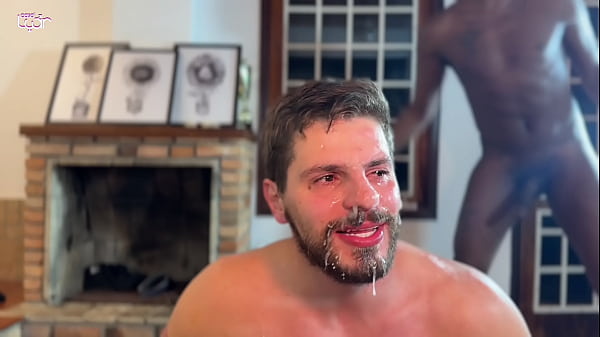 Il marito perde la scommessa e la dà agli amici di calcio davanti a sua moglie - uomini gangbang scopano il marito davanti a sua moglie - GANG CASAL LUAR - completo su ROSSO