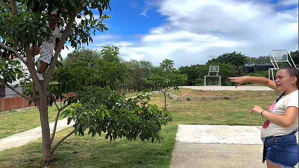 Ich sehe einen kleinen Zwerg, der auf einem Baum reitet und mir beim Training zusieht, und er lädt mich in seine Wohnung ein, um mich zu ficken, bis er in mich eindringt und in meinem engen Arsch landet.