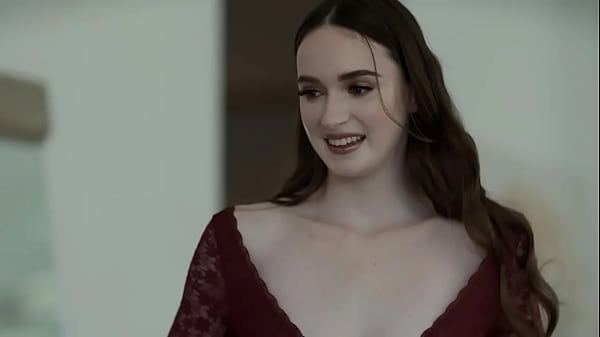 La figliastra arrapata non riesce a trattenersi dal grosso cazzo del patrigno